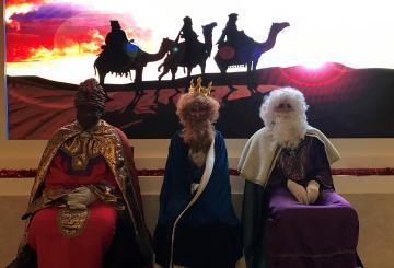 Los Reyes Magos de Cap Vermell Group reparten regalos e...